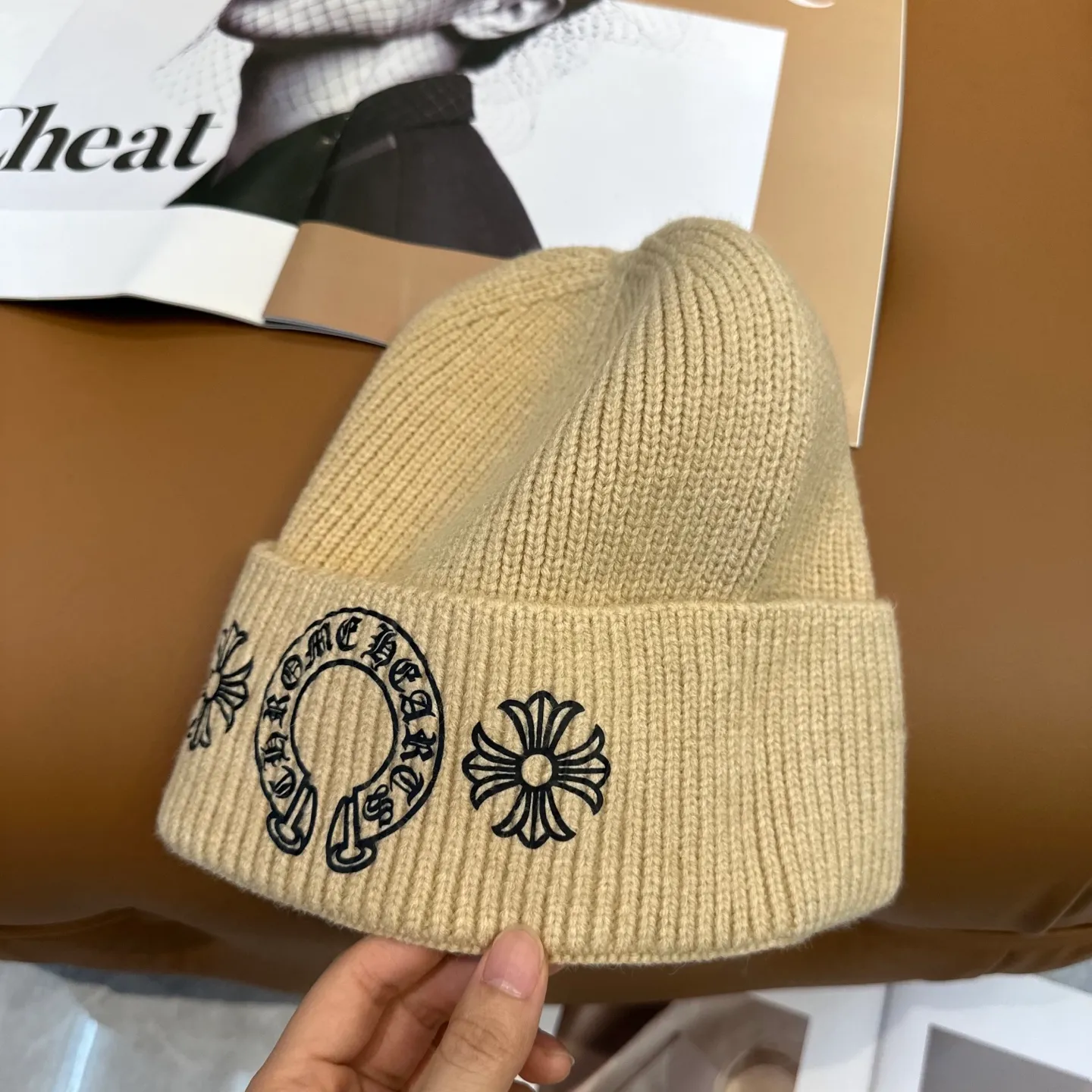 P50 🤍Chrome hearts new autumn and winter cross knitted hat🧶 One of the must-have hats in autumn and winter~ It really looks good on whoever wears it~, it is also a perfect match in black and white and gray in autumn~